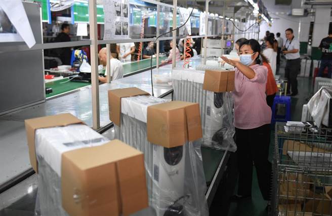 大陸浙江一間民企的工人正在包裝出口歐洲的取暖器。（摘自中新社）