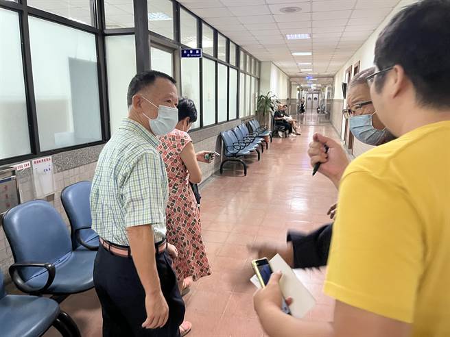 前台联、国民党籍立委罗志明与前海军少将夏復翔疑似遭中共势力吸收，号召台湾48名退役高阶将领、13趟到大陆接受招待。高雄地院认定罗无罪，夏（左一）遭判5月、可易科罚金，可上诉。（袁庭尧摄）