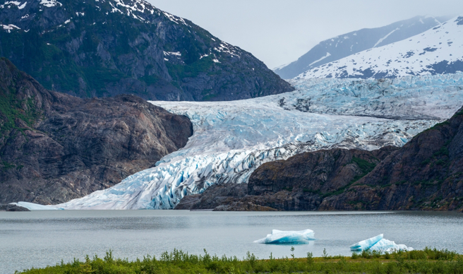 美国男子前往冰蚀湖旅游，乘坐的皮艇翻覆不幸溺毙。图为门登霍尔冰川。（图／shutterstock）