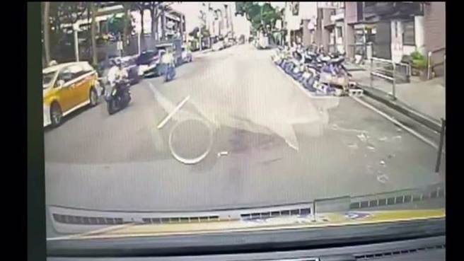 桃园市龟山区文化七路1民宅今天早上有3人疑似一氧化碳中毒，桃园市消防局赶往现场时，发现有2人已经失去呼吸、脉搏，其中1人意识不清，2人送医后不治。(翻摄照片)