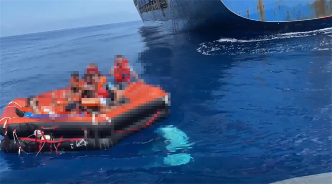 海巡人员将19名船员救回岸上。（翻摄照片／高雄洪靖宜传真）