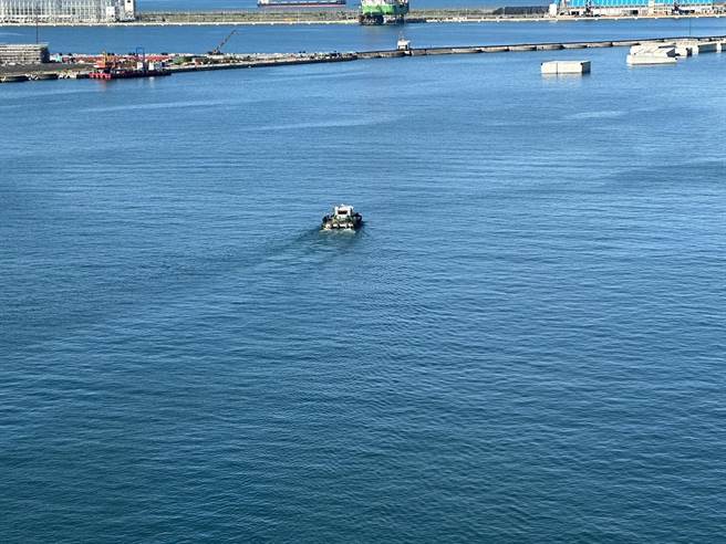 高雄港务分公司外包清洁船为二港口内水面垃圾捞除作业。（翻摄照片／高雄洪靖宜传真）