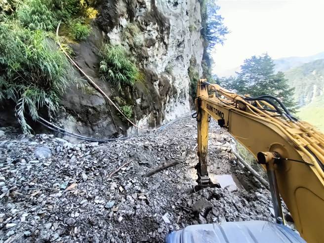 南橫公路向陽至利稻因土石流暫時中斷。（關山工務段提供）