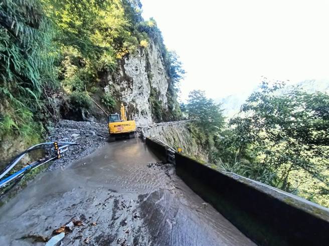 南橫公路向陽至利稻因土石流暫時中斷。（關山工務段提供）