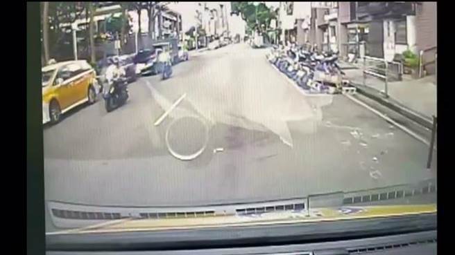 桃园市龟山区文化七路1民宅住着7人的民宅，今天凌晨有3人疑似一氧化碳中毒，其中2人送医后不治。（翻摄照片）