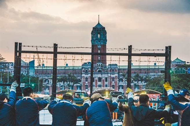 总统府2017年1月22日举行年金改革国是会议，警方架设拒马，造成1女子自撞拒马成瘫。（本报资料照片）