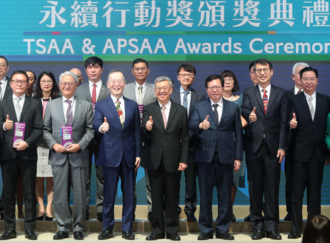 行政院长陈建仁（中）21日出席2023亚太永续博览会开幕，偕同外交部长吴钊燮（右起）、行政院发言人林子伦、行政院副院长郑文灿、台湾永续能源研究基金会董事长简又新及台新金控董事长吴东亮等来宾一同主持开幕仪式。（郑任南摄）