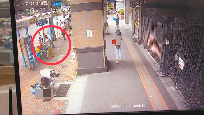 新埔捷运站2号出口旁大楼发生冷气机从17楼掉落，砸死女大学生。（图 / 民眾提供）