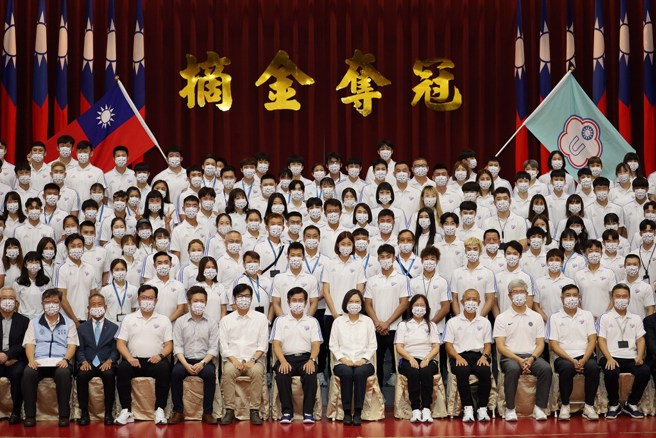 蔡英文总统跟成都世大运代表团合影。(体育署提供)