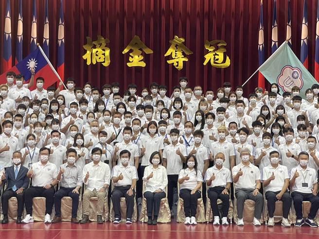 2021成都世大运将于下周点燃战火，蔡英文总统21日特别南下高雄国家运动训练中心为中华代表团授旗，并致赠20万元加菜金，勉励选手突破自我，创造佳绩。（洪浩轩摄）