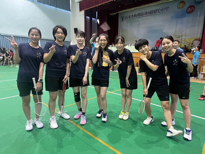 羽球女子组由曾是羽球天后戴资颖学姐的李君苹带队，获得亚军。(新北市警察局提供)