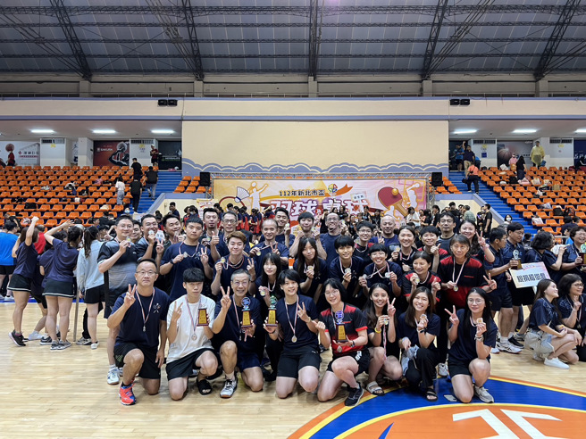 新北市警察局拿下男女组双料亚军的殊荣，一共赢得4座奖杯，在昨天的颁奖典礼上成为最大赢家。(新北市警察局提供)