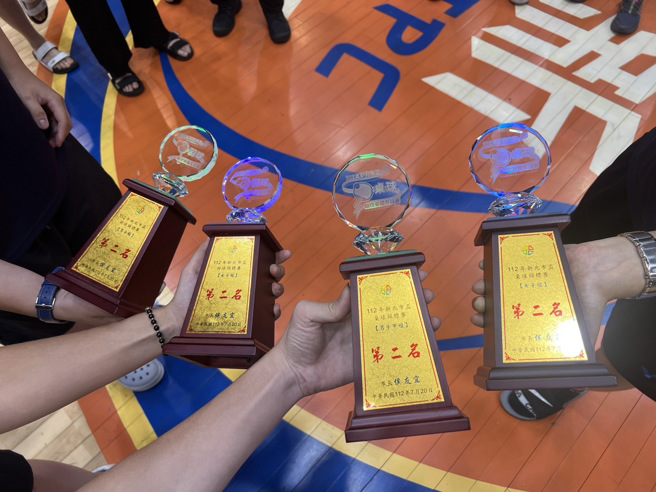 新北市警察局拿下男女组双料亚军的殊荣，一共赢得4座奖杯，在昨天的颁奖典礼上成为最大赢家。(新北市警察局提供)