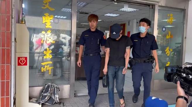 李姓冷气工人21日上午被移送法办，他低着头，面对媒体的询问，始终不发一语。（海山警分局提供）