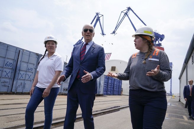 美国总统拜登今天参访一座象徵工业繁荣的造船厂，希望藉此为他的竞选连任之路带来助力。（图／美联社）