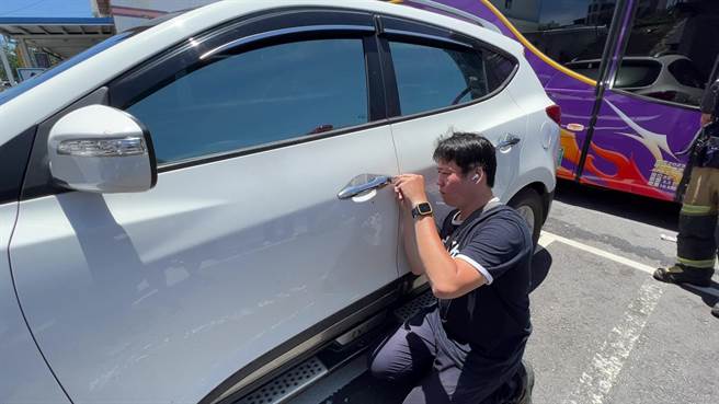 汽车自动上锁功能让1名婴儿受困车内，锁匠到场协助开锁。（蔡旻妤摄）