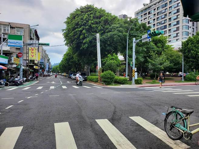 北投23歲女子過馬路  遭左轉汽車撞飛。（警方提供）
