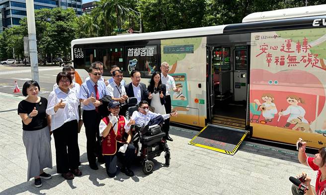 台北市公车友善心运动已迈入第16年，今年活动主题着重于公车无障碍服务，友善照顾轮椅族、推婴儿车、视障族群及其他行动不便乘客等，透过友善的关怀与亲切的服务，让特殊需求乘客及一般乘客皆可以放心搭乘。（丁上程摄）