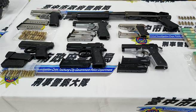 台中市警察局執行「全國同步掃黑暨打詐行動專案」，查獲治平目標6件46人、詐欺集團20件89人，查扣9槍枝、264顆子彈及一批各式毒品。（陳淑芬攝）