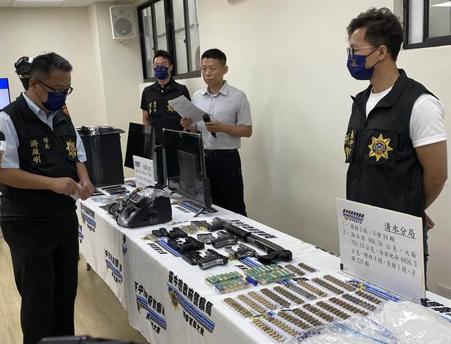 台中市警察局執行「全國同步掃黑暨打詐行動專案」，查獲治平目標6件46人、詐欺集團20件89人，查扣9槍枝、264顆子彈及一批各式毒品。（陳淑芬攝）