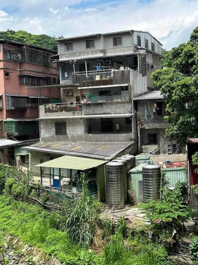 新北市议员张锦豪踢爆，前立委黄国昌位于汐止的住宅是在山坡地的「超级违建」，侵占国有地79平方公尺。（摘自新北市议员张锦豪脸书）