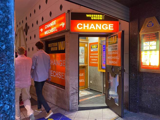 捷克共和国虽属欧盟却非欧元区，货币使用捷克克朗（CZK），旅客前往捷克需另外换匯。（陈佑诚摄）