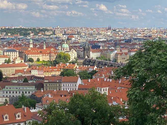 中华航空开航台北－布拉格航线，订位已经满到8月。（陈佑诚摄）