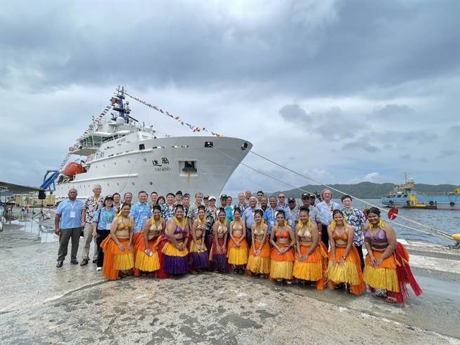 由國家實驗研究院台灣海洋科技研究中心打造的研究船「勵進號」，20日首度停靠帛琉馬拉卡港，並於今（21）日開放當地民眾參觀。(國科會提供／李侑珊台北傳真)