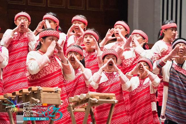 新竹县五峰乡桃山国小合唱团前往新加坡参加2023第7届新加坡国际合唱节合唱比赛，一举荣获金质奖肯定。（新竹县府提供／邱立雅竹县传真）