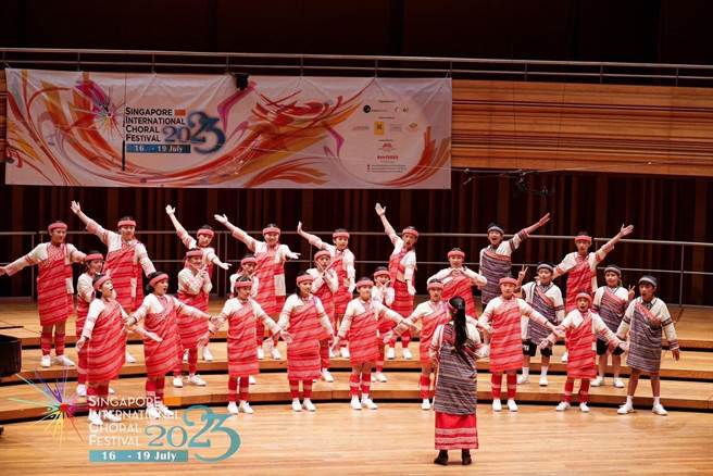 新竹县五峰乡桃山国小合唱团克服人数及年龄差距，在2023第7届新加坡国际合唱节合唱比赛中拿下金质奖。（新竹县府提供／邱立雅竹县传真）