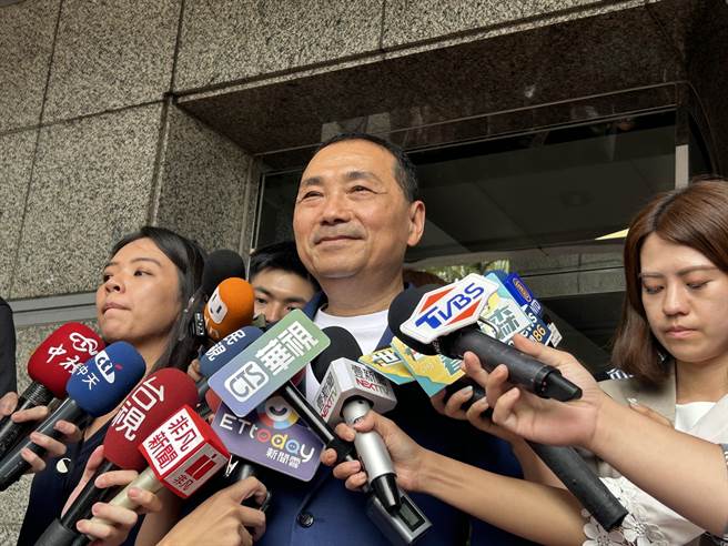 侯友宜今中午接受資深媒體人董智森專訪，會後受訪。（陳薏云攝）