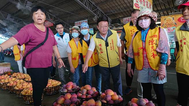 虽没有议员助选团，陈昆和有来自无党籍与国民党的在野联盟议员相挺，还有许多民间企业主帮忙，21日一起到玉井果菜市场採买芒果，解决芒果过剩问题。（程炳璋摄）