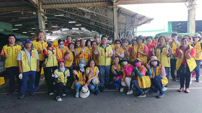 陈昆和（中）带领大批企业顾问团员21日直接到芒果产区採买芒果，要赠送给弱势团体。（程炳璋摄）