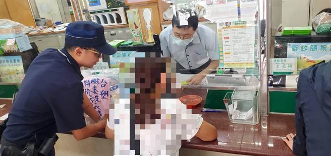 苗栗警分局三義分駐所員警勸阻朱婦被騙。（讀者提供／謝明俊苗栗傳真）