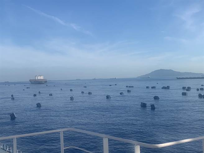 琉球区渔会稍早指出，目前有20至30只货柜往小琉球方向漂，请作业渔船及交通船要小心行驶。（琉球区渔会提供／谢佳潾屏东传真）