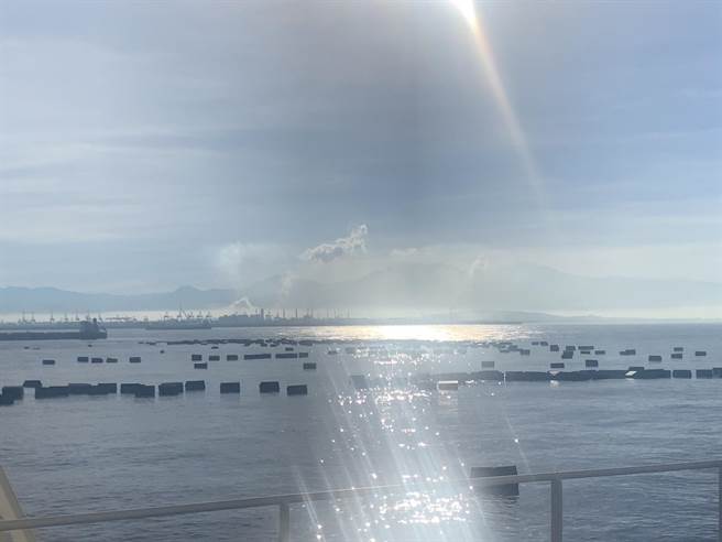 琉球区渔会稍早指出，目前有20至30只货柜往小琉球方向漂，请作业渔船及交通船要小心行驶。（琉球区渔会提供／谢佳潾屏东传真）