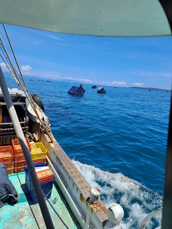 琉球区渔会稍早指出，目前有20至30只货柜往小琉球方向漂，请作业渔船及交通船要小心行驶。（琉球区渔会提供／谢佳潾屏东传真）