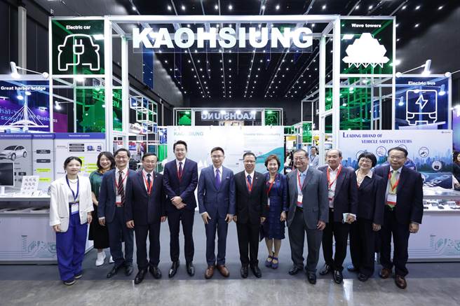 泰国台湾形象展Taiwan EXPO睽违3年于20日在曼谷国际贸易展览中心（BITEC）盛大开幕，高雄馆由高市府经发局长廖泰翔领军，携手在地电动车产业从上游电池到下游整车组装企业都共同参展。（高市府经发局提供／洪浩轩高雄传真）