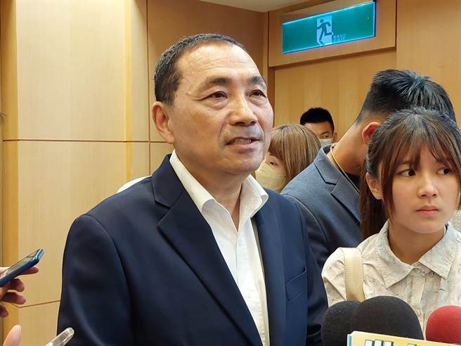 冷气机砸死21岁女大生，新北市长侯友宜表示，第一时间已派人究责及协助家属。（陈慰慈摄）