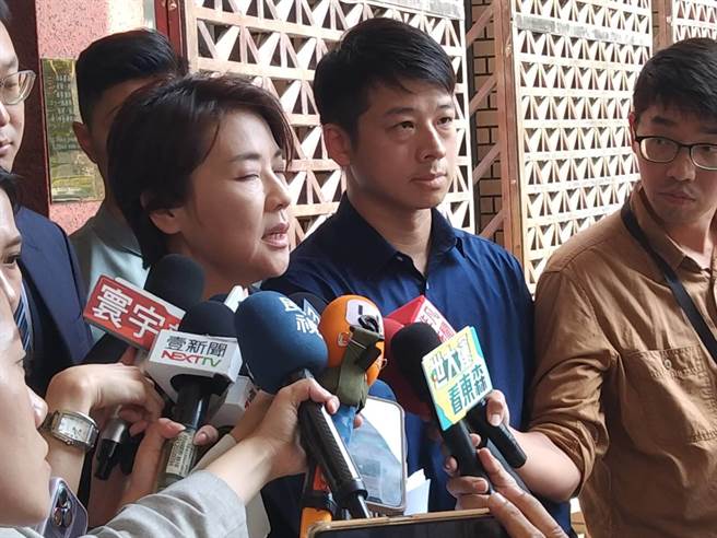 柯文哲竞选总部总干事黄珊珊及民眾党干部21日下午到台北地检署控告《三立新闻》加重诽谤罪，并对《三立新闻》公司及报导记者等人提告民事求偿100万元。（陈志贤摄）