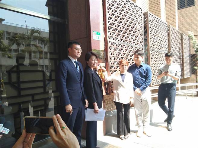 柯文哲竞选总部总干事黄珊珊及民眾党干部21日下午到台北地检署控告《三立新闻》加重诽谤罪，并对《三立新闻》公司及报导记者等人提告民事求偿100万元。（陈志贤揶）