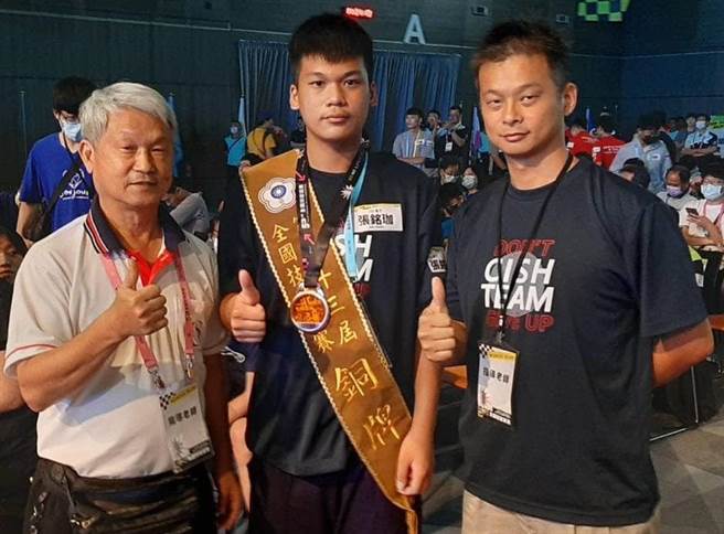苗栗君毅中学参加53届全国技能竞赛机器人职类再创佳绩。（君毅中学提供／谢明俊苗栗传真）