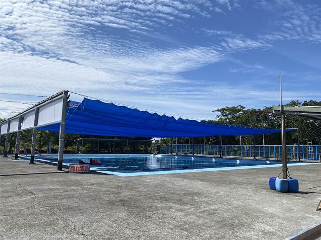 头城镇立游泳池才刚开幕，被质疑救生员不足，还须签下切结书，面对有民眾质疑，镇长蔡文益相当不满，表示将无限期休园。（本报资料照片）