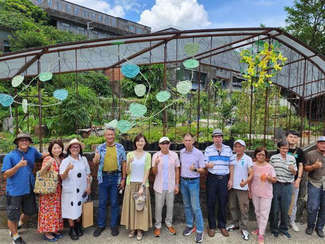 ▲新北市政府文化局長張䕒育（左五）與貴賓在由植物學家林暐翔規畫的「礦山共農計畫」合影。（新北市政府提供／徐佑昇新北傳真）
