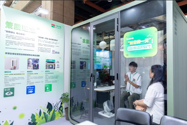 信义房屋参展亚太永续博览会，以声音舱的创意邀请民眾来听信义人的永续一天。(图/信义房屋 提供)
