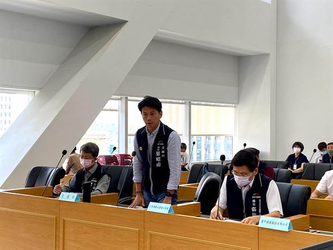 台中市議會成立中捷事件發生處理調查專案小組，交通局長葉昭甫說明目前市府處理作為，並承諾下周三會將市府調查報告送到議會。（張亦惠攝）