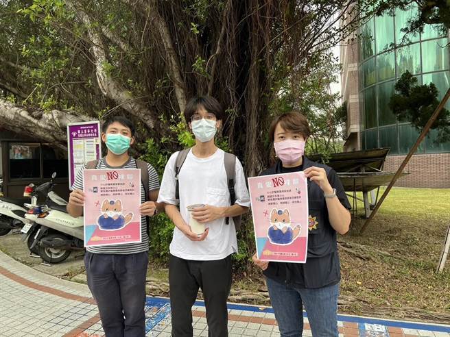 新竹市警局第二分局与手摇杯连锁店联手宣导，在饮料标籤提示「小心裸聊诈骗」，提醒大学生小心裸聊诈骗。（新竹市警局提供／王惠慧新竹传真）