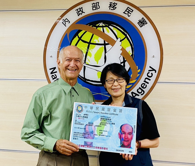 移民署南区事务大队嘉义市服务站黄艷薰主任颁发赖尚基先生马偕计画注记的永久居留证。(移民署嘉义市服务站提供)