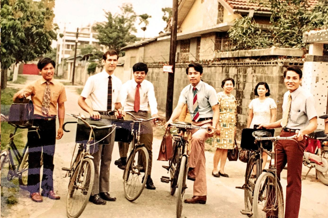 赖尚基先生(左二)年轻时与其他传道员骑脚踏车在臺南地区向民眾传递福音。(移民署嘉义市服务站提供)