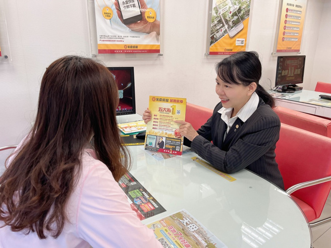 永庆房屋经纪人潘雅甄提醒消费者，选择诚实且提供消费者完整保障的房仲品牌，房屋买卖才安全。(图/永庆房屋提供)